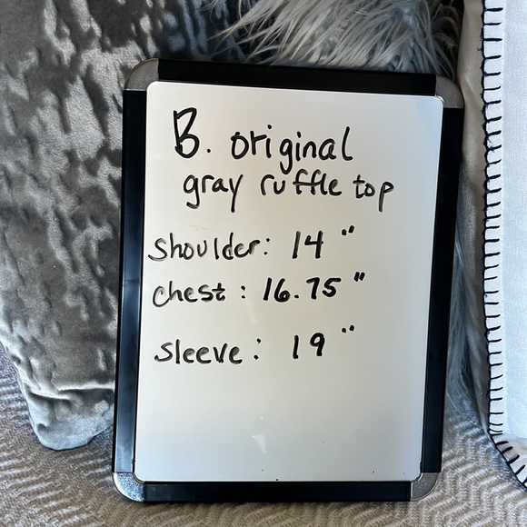 B Original Heather Gray Speckled Top Flowy Ruffle Hem Womens Medium - Picture 11 of 11